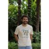 Hombre sonriendo con Camiseta Future Green de Flow Mico en color crudo con ilustración de hojas en pecho