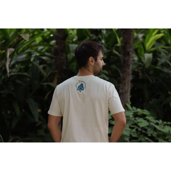 Vista trasera de hombre con Camiseta Future Green mostrando el logo Flow Mico en la parte superior de la espalda