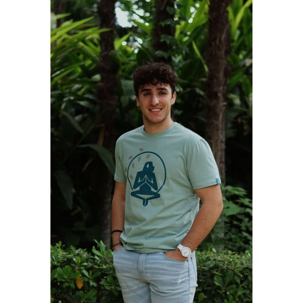 Hombre sonriendo con Camiseta Positano de Flow Mico en verde salvia con logo de meditación en el pecho