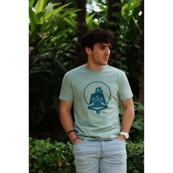 Hombre mirando a un lado con Camiseta Positano de Flow Mico en verde salvia con logo de meditación en el pecho
