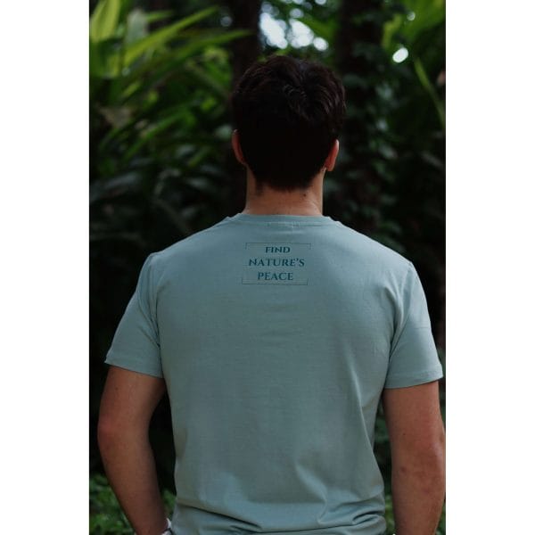 Vista trasera de hombre con Camiseta Positano mostrando el texto Find Nature's Peace enmarcado en la espalda