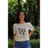 Mujer sonriendo con Camiseta Future Green de Flow Mico en color crudo con ilustración de hojas y texto Flow Mico
