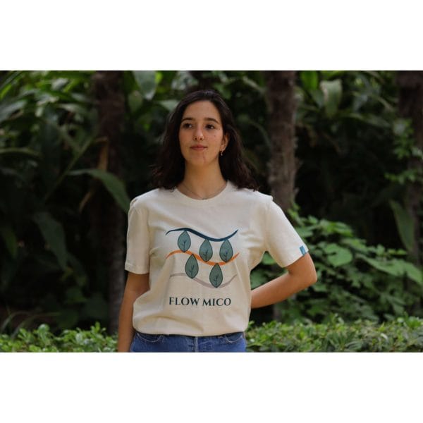 Mujer con Camiseta Future Green de Flow Mico en color crudo con ilustración de hojas visible en entorno natural