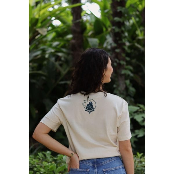 Vista trasera de mujer con Camiseta Future Green mostrando el logo Flow Mico en la parte superior de la espalda