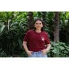 Mujer sonriendo con Camiseta Burgundy Savannah de Flow Mico en color burdeos con logo en pecho