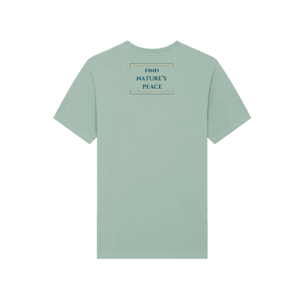 Vista trasera de la Camiseta Positano en verde salvia con texto Find Nature's Peace enmarcado
