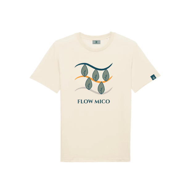 Camiseta Future Green de Flow Mico en color crudo con ilustración de hojas y texto Flow Mico en el pecho