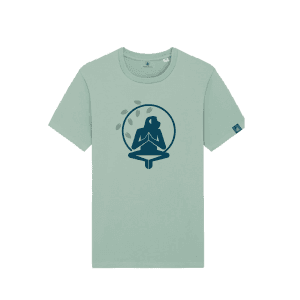 camiseta-positano-verde-salvia-frontal Camiseta Positano de Flow Mico en verde salvia con logo Flow Mico en postura de meditación en el pecho