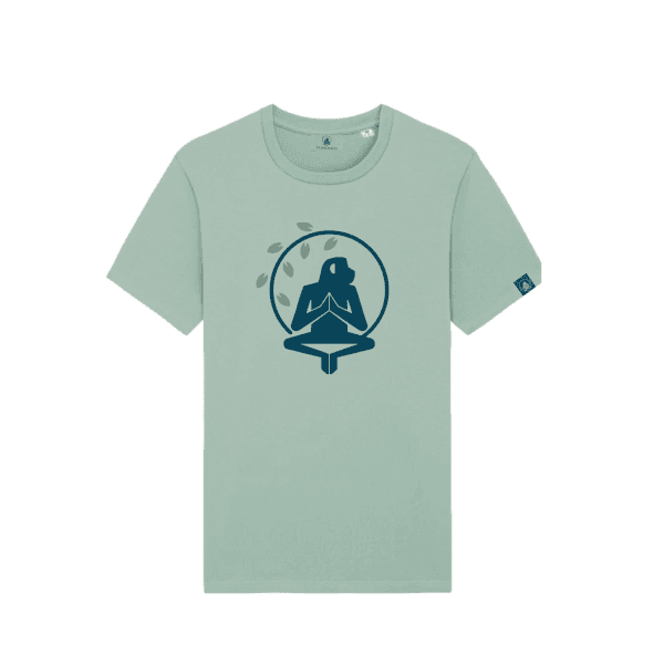 Camiseta Positano de Flow Mico en verde salvia con logo Flow Mico en postura de meditación en el pecho