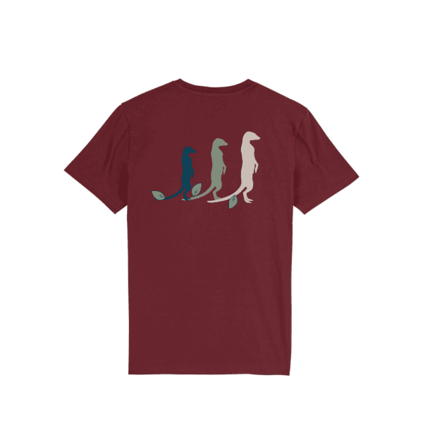 Vista trasera de la Camiseta Burgundy Savannah con ilustración de tres suricatos en azul, verde y beige y texto Flow Mico