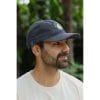 gorra-yosemite-blue-hombre-perfil Vista lateral de hombre con Gorra Yosemite Blue de Flow Mico mostrando la etiqueta azul turquesa
