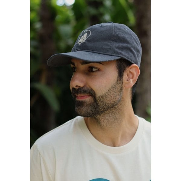 gorra-yosemite-blue-hombre-perfil-2 Hombre mirando a un lado con Gorra Yosemite Blue de Flow Mico en gris azulado de pana