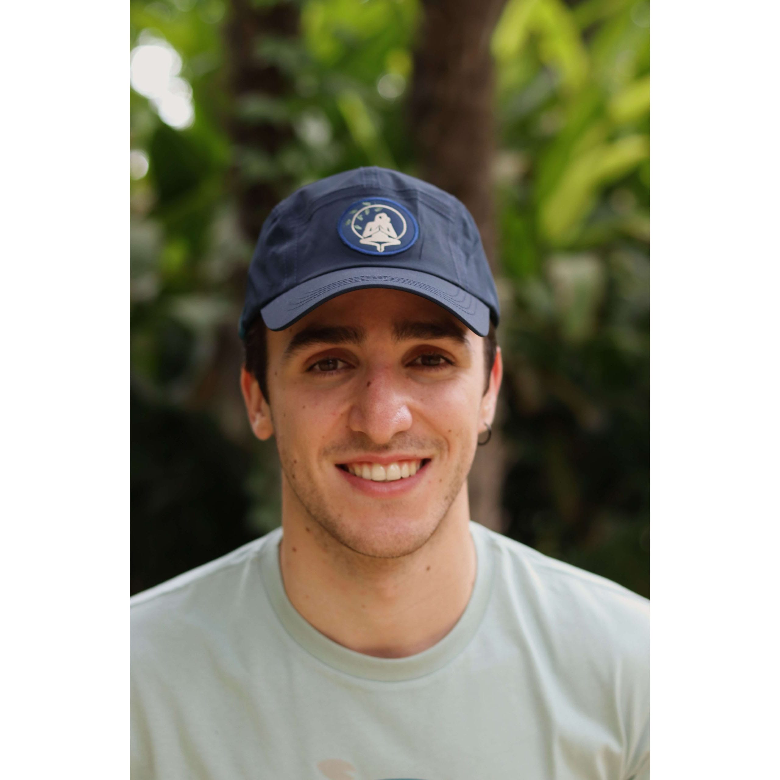 Gorra Yosemite Blue impermeable de material reciclado en azul navy, vista frontal en modelo masculino, en entorno natural