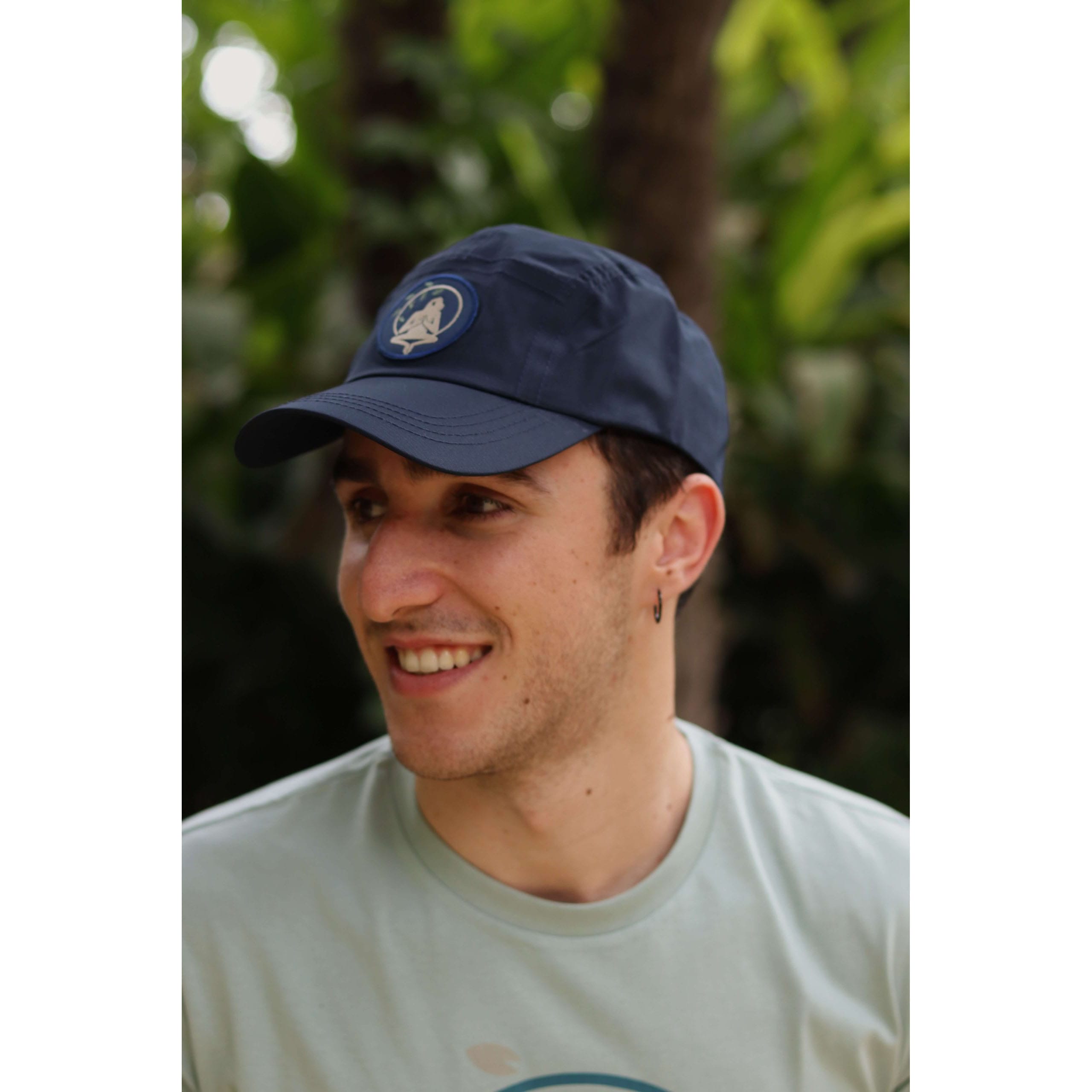 Gorra Yosemite Blue impermeable de material reciclado en azul navy con logo Flow Mico, en modelo masculino, unisex