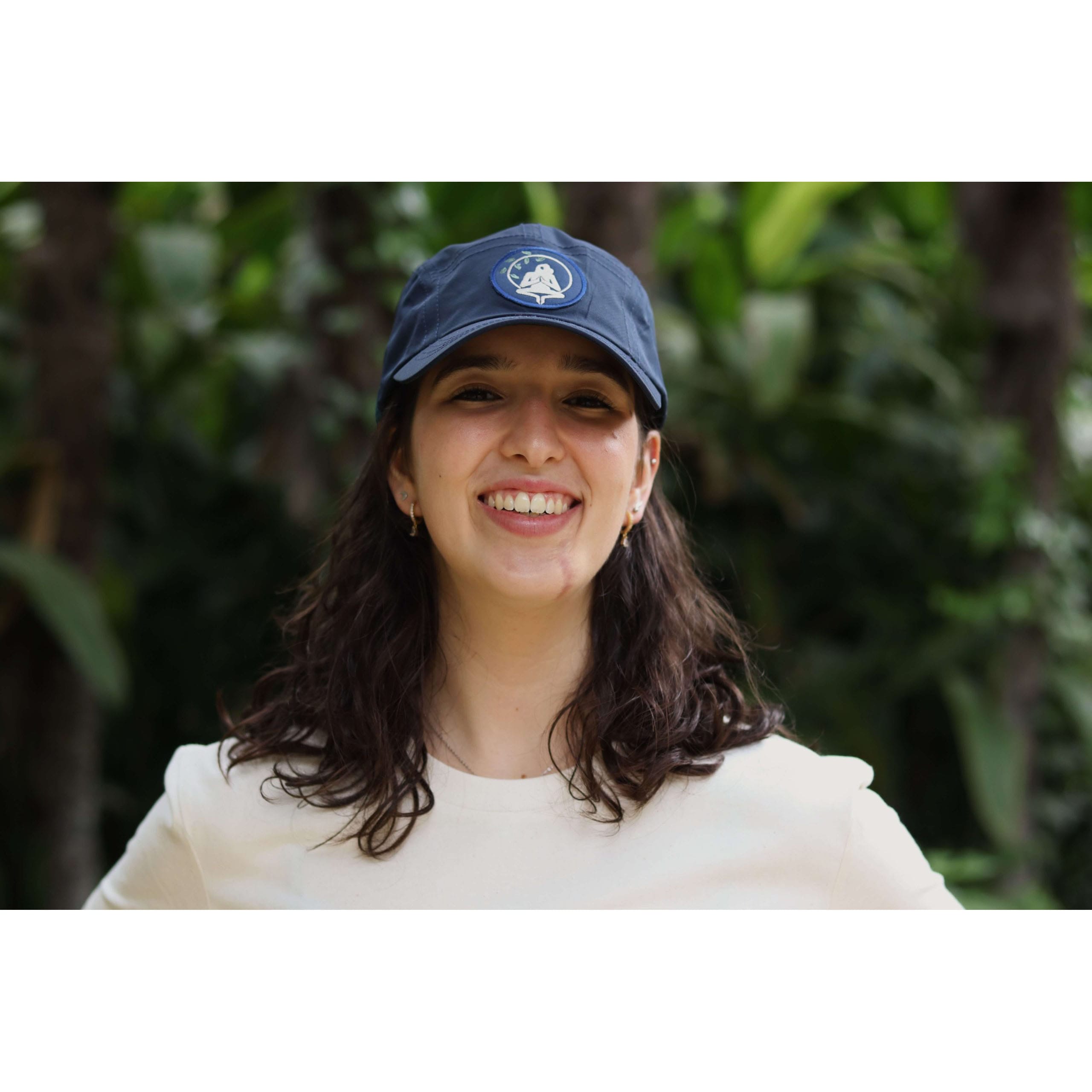 Gorra Yosemite Blue impermeable de material reciclado en azul navy, detalle del logo Flow Mico, en entorno natural