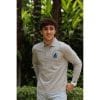 Hombre sonriendo con Polo Oslofiord de Flow Mico en gris jaspeado con logo Flow Mico bordado