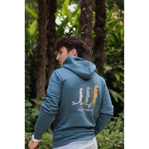 sudadera-balance-haven-hombre-trasera Vista trasera de hombre con Sudadera Balance Haven mostrando la ilustración de tres suricatos en blanco, gris y naranja y texto Flow Mico