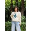 sudadera-natural-zen-mujer-frontal-2 Mujer sonriendo con Sudadera Natural Zen de Flow Mico en color crudo con logo Flow Mico visible en entorno natural