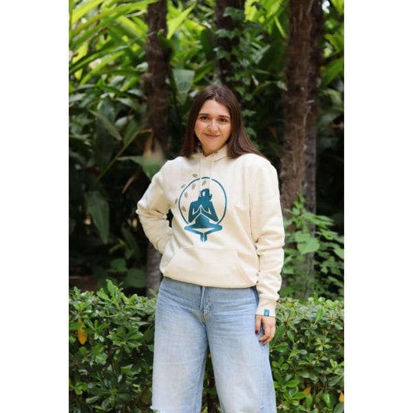 sudadera-natural-zen-mujer-frontal-2 Mujer sonriendo con Sudadera Natural Zen de Flow Mico en color crudo con logo Flow Mico visible en entorno natural
