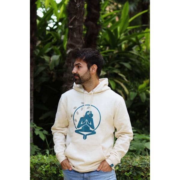 sudadera-natural-zen-hombre-frontal Hombre mirando a un lado con Sudadera Natural Zen de Flow Mico en color crudo con logo de meditación en el pecho