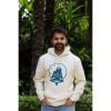 sudadera-natural-zen-hombre-frontal-2 Hombre sonriendo con Sudadera Natural Zen de Flow Mico en color crudo con logo Flow Mico de meditación en el pecho