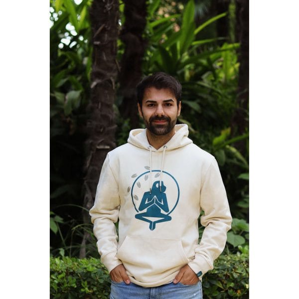 sudadera-natural-zen-hombre-frontal-2 Hombre sonriendo con Sudadera Natural Zen de Flow Mico en color crudo con logo Flow Mico de meditación en el pecho