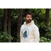 sudadera-natural-zen-hombre-lateral Hombre mirando a un lado con Sudadera Natural Zen de Flow Mico en color crudo con logo Flow Mico visible