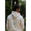 sudadera-natural-zen-hombre-trasera Vista trasera de hombre con Sudadera Natural Zen mostrando el texto Find Nature's Peace enmarcado en la espalda