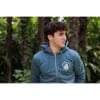 sudadera-balance-haven-hombre-lateral Hombre mirando a un lado con Sudadera Balance Haven de Flow Mico en azul petróleo con logo Flow Mico visible