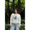 sudadera-natural-zen-mujer-frontal Mujer con Sudadera Natural Zen de Flow Mico en color crudo con logo de meditación en el pecho en entorno natural