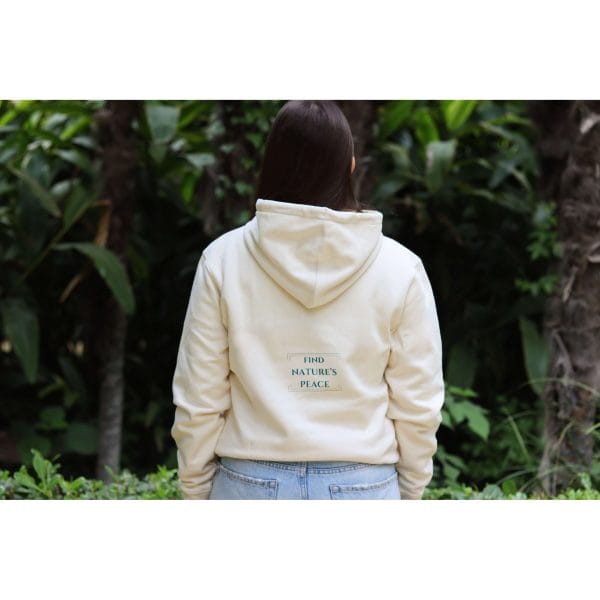 sudadera-natural-zen-mujer-trasera Vista trasera de mujer con Sudadera Natural Zen mostrando el texto Find Nature's Peace enmarcado en la espalda
