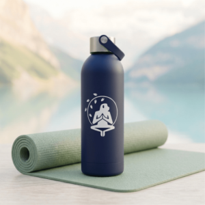 Hidratación sostenible para yoga y actividades deportivas Botella térmica reutilizable azul sobre esterilla de yoga, ideal para deporte y bienestar
