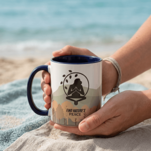 Taza de bienestar en un entorno de playa Taza con diseño de meditación y naturaleza sostenida en la playa frente al mar